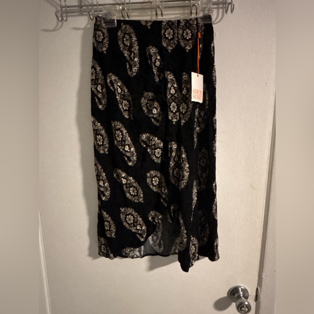 NWT Knox Rose Black Paisley Boho Midi Skirt XS Lightweight Flowy
(1017)